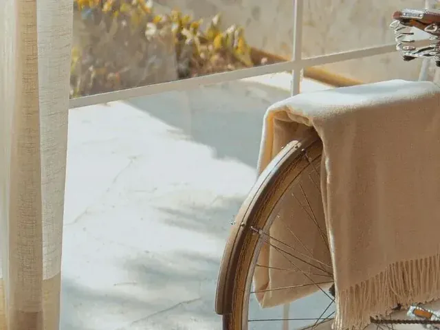 Balcon aménagé avec textiles naturels, projet RK Interiors